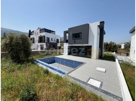 Girne Çatalköy'de Manzaralı Son Kalan Satılık 3+1 Villalar