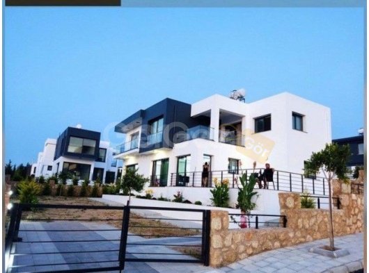 Girne Çatalköy'de Manzaralı Geniş Bahçeli Satılık Eşyalı 4+1 Villa