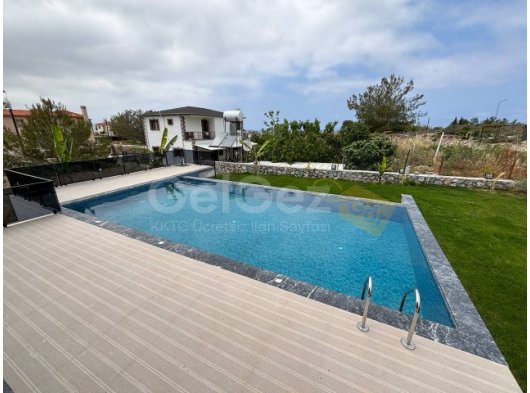 Girne Çatalköy'de Deniz Manzaralı Özel Havuzlu Geniş Bahçe Alanlı Satılık 4+1 Villa