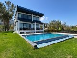 Girne Çatalköy'de Deniz Manzaralı Özel Havuzlu Geniş Bahçe Alanlı Satılık 4+1 Villa