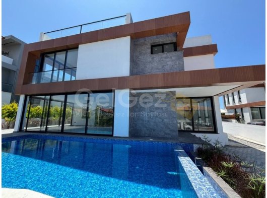 Girne Çatalköy'de Özel Havuzlu Deniz Tarafı Satılık Muhteşem 4+1 Villa