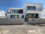 Girne Çatalköy'de Deniz Manzaralı Özel Havuzlu Satılık 4+1 Villa