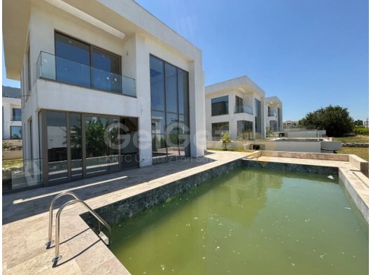 Girne Çatalköy'de Emsallerine Kıyasla Fırsat Fiyatta Satılık 4+1 Villalar