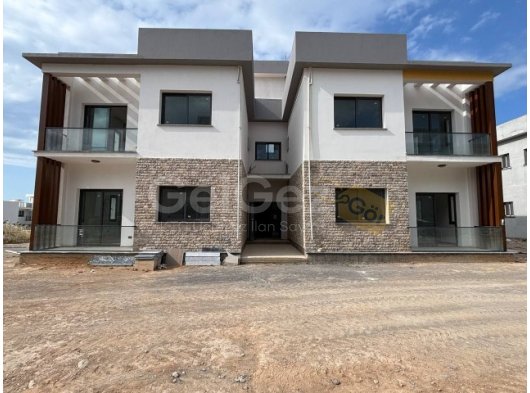 Girne Esentepe'de Önü Kapanmaz Deniz Manzaralı Satılık 2+1 Daireler