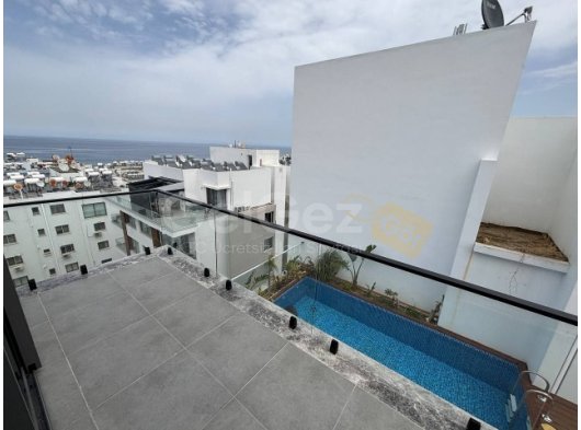 Girne Merkez'de Özel Havuzlu Deniz ve Dağ Manzaralı Satılık Muhteşem 3+1 Penthouse
