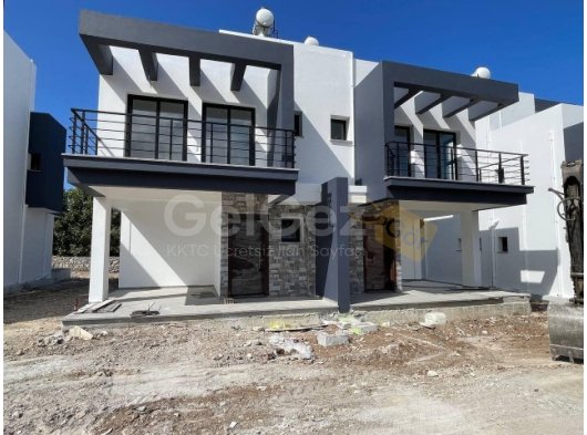 Girne Karşıyaka'da Dağ ve Deniz Manzaralı Muhteşem Satılık 3+1 Villa