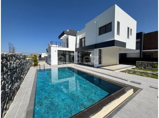 Girne Karşıyaka'da Deniz Manzaralı Özel Havuzlu Satılık 3+1 Villalar