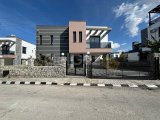 Girne Lapta'da Göz Kamaştırıcı Büyüklükte Satılık 4+1 Villa