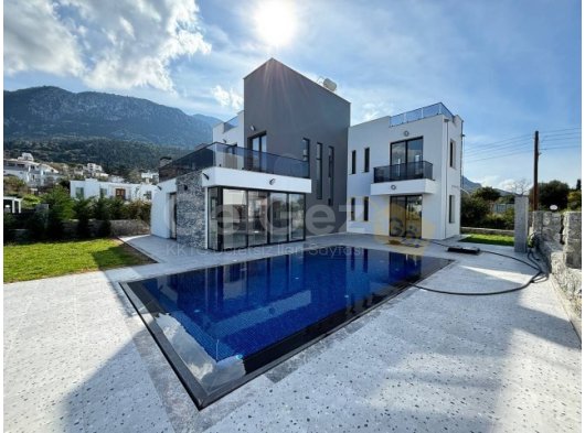 Girne Lapta'da Göz Kamaştırıcı Büyüklükte Satılık 4+1 Villa