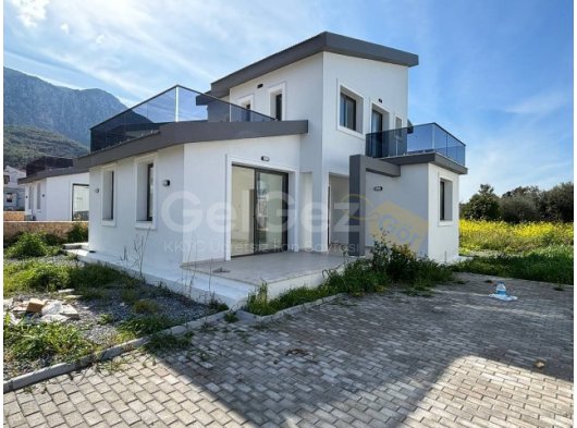 Girne Lapta'da Daire Fiyatına Deniz ve Dağ Manzaralı Satılık 3+1 Son İki Villa