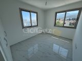 Girne Alsancak'ta Meritlere Yakın Deniz Manzaralı Geniş Eşyasız Kiralık 2+1 Daireler