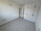 Girne Alsancak'ta Meritlere Yakın Deniz Manzaralı Geniş Eşyasız Kiralık 2+1 Daireler