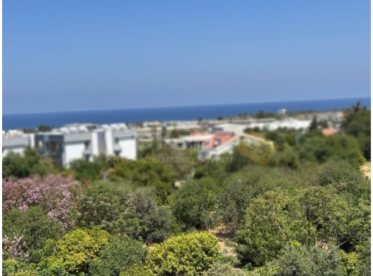Girne Alsancak'ta Meritlere Yakın Deniz Manzaralı Geniş Eşyasız Kiralık 2+1 Daireler