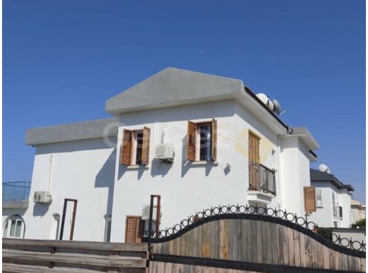 GİRNE KARŞIYAKA’DA MUHTEŞEM MANZARALI HAVUZLU BAKIMLI BAHÇEYE SAHİP 5+1 DUBLEX VİLLA