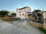 Girne Alsancak'ta Anayol Üstü Sayılabilecek Konum'da Satılık Eşyalı 3+1 Mustakil Villa