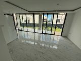 Girne Lapta'da Güzel Konumda Geniş Teraslı Sıfır Satılık 3+1 Muhteşem Villa..!