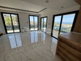 Girne Alsancak'ta Deniz ve Dağ Manzaralı Kapalı Otoparklı Satılık 3+1 Villa