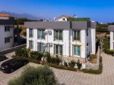 GİRNE KARAOĞLANOĞLUNDA HAVUZLU BAKIMLI SİTEDE FULL EŞYALI KİRALIK 1+1 DAİRE