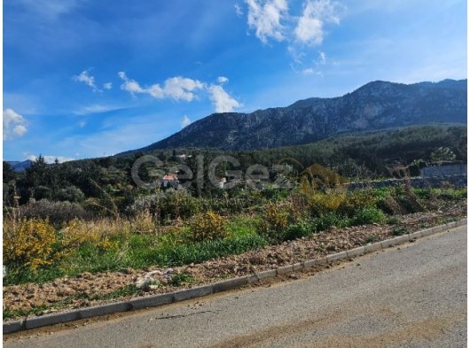 Girne Karşıyaka'da Denize Yürüme Mesafesinde Satılık 800m2 Muhteşem Arsa