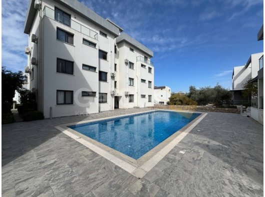Girne Alsancak'ta Anayola Yakın Havuzlu Sitede Satılık Modern 2+1 Daire