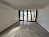 Girne Alsancak'ta Anayola Yakın Havuzlu Sitede Satılık Modern 2+1 Daire