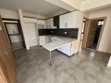 Girne Alsancak'ta Anayola Yakın Havuzlu Sitede Satılık Modern 2+1 Daire