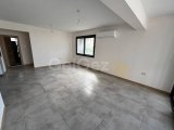 Girne Alsancak'ta Anayola Yakın Havuzlu Sitede Satılık Modern 2+1 Daire