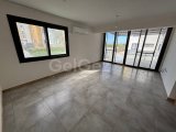 Girne Alsancak'ta Anayola Yakın Havuzlu Sitede Satılık Modern 2+1 Daire