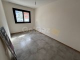Girne Alsancak'ta Anayola Yakın Havuzlu Sitede Satılık Modern 2+1 Daire