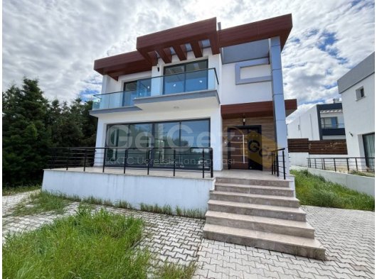 Girne Alsancak'ta Plajlara Yakın Konum'da Deniz Tarafı Satılık Fevkalede 3+1 Villa