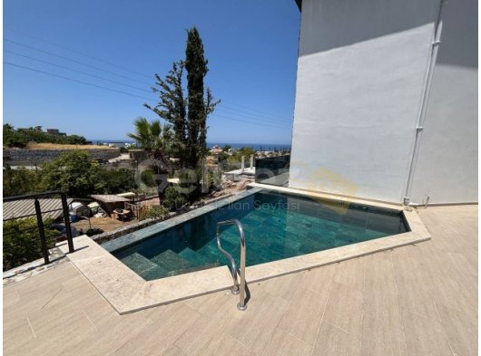 Girne Alsancak'ta Deniz ve Dağ Manzaralı Kapalı Otoparklı Satılık 3+1 Villa