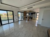 Girne Alsancak'ta Deniz ve Dağ Manzaralı Kapalı Otoparklı Satılık 3+1 Villa