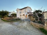 Girne Alsancak'ta Anayol Üstü Sayılabilecek Konum'da Satılık Eşyalı 3+1 Mustakil Villa