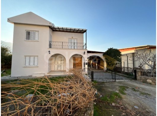 Girne Alsancak'ta Anayol Üstü Sayılabilecek Konum'da Satılık Eşyalı 3+1 Mustakil Villa