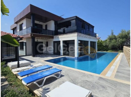 Girne Edremit'te Eşyalı Özel Dizayn Özel Havuzlu Satılık 4+1 Eşsiz Villa