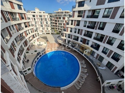 Girne Merkez'in En Popüler Konseptinde Havuz Manzaralı Kiralık Eşyalı 2+1 Daire