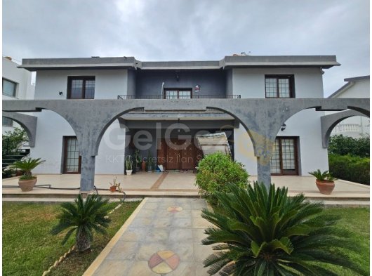 Girne Karaoğlanoğlunda Eşyalı Çift Kira Getirisi Olan Satılık 5+2 Eşyalı Villa