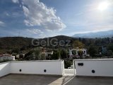 Girne-Alsancak Ortak Havuzlu Sitede Geniş Çatı Teraslı/Dağ Manzaralı 2+1 Kiralık Daire