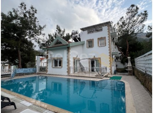 FIRSAT: ÖZEL HAVUZLU/GENİŞ BAHÇELİ KİRALIK 4+1 VİLLA