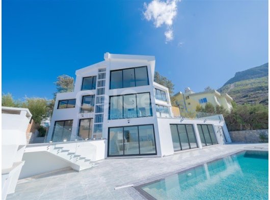 Yukarı Girne’de Özel Havuzlu Lüks 5+1 Villa Satışta!
