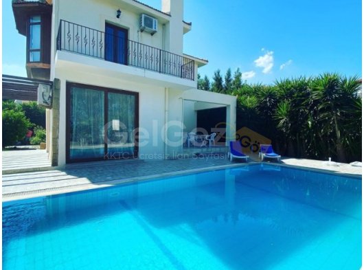 ALSANCAKTA CAMELOT BEACH YÜRÜME MESAFESİNDE GÜNLÜK KİRALIK 3+1 VİLLA