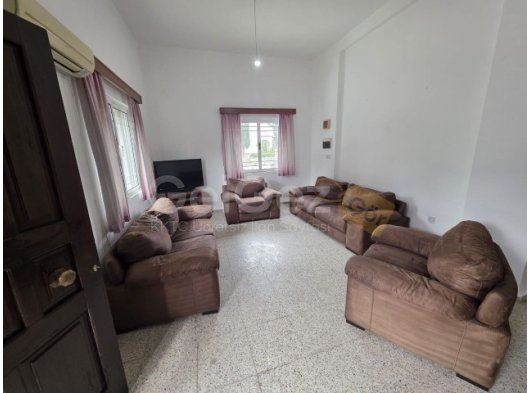 GİRNE KARAOGLANDA GENİS BAHCELİ AYRİ MUTFAK GİBİ AVANTAJLARİ BULUNAN KİRALİK 1+1 FULL ESYALİ DAİRE
