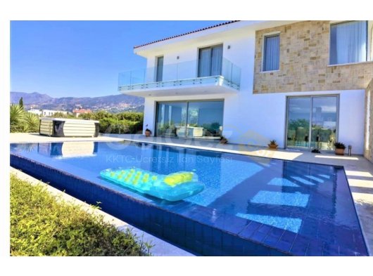 Girne-Lapta'da, Denize 200 Metre Mesafede, Yüzme Havuzlu ve Özel Tasarımlı Bahçeli Satılık Muhteşem 3+2 Lüks Villa!