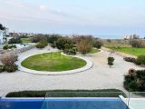 Girne-Lapta'da, Denize 200 Metre Mesafede, Yüzme Havuzlu ve Özel Tasarımlı Bahçeli Satılık Muhteşem 3+2 Lüks Villa!