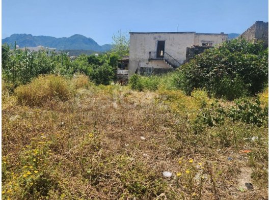 ALSANCAKTA SATILIK 700M2 ARSA ICERISINDE METRUK EV