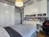 Özel Havuzlu 4+1 Müstakil Villa — Üst Düzey Kalite, Mahremiyet ve Stratejik Konum 2022 Yılında İnşa Edilen Bu Modern Müstakil Villa, Yalnızca 7 Bağımsız Villada
