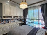 Özel Havuzlu 4+1 Müstakil Villa — Üst Düzey Kalite, Mahremiyet ve Stratejik Konum 2022 Yılında İnşa Edilen Bu Modern Müstakil Villa, Yalnızca 7 Bağımsız Villada