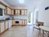 Alsancak’ta Özel Havuzlu ve Olgun Peyzajlı Seçkin 3 Yatak Odalı Villa Alsancak’ın En Tercih Edilen ve Prestijli Bölgelerinden Birinde Konumlanan Bu Zarif Villa,