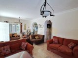 Alsancak’ta Özel Havuzlu ve Olgun Peyzajlı Seçkin 3 Yatak Odalı Villa Alsancak’ın En Tercih Edilen ve Prestijli Bölgelerinden Birinde Konumlanan Bu Zarif Villa,