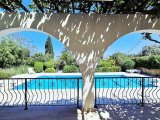 Alsancak’ta Özel Havuzlu ve Olgun Peyzajlı Seçkin 3 Yatak Odalı Villa Alsancak’ın En Tercih Edilen ve Prestijli Bölgelerinden Birinde Konumlanan Bu Zarif Villa,